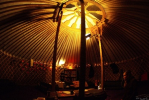 De yurt is het podium voor verhalen en muziek